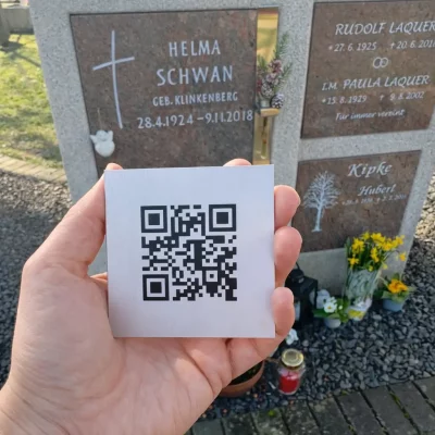 3. Plakette anbringen